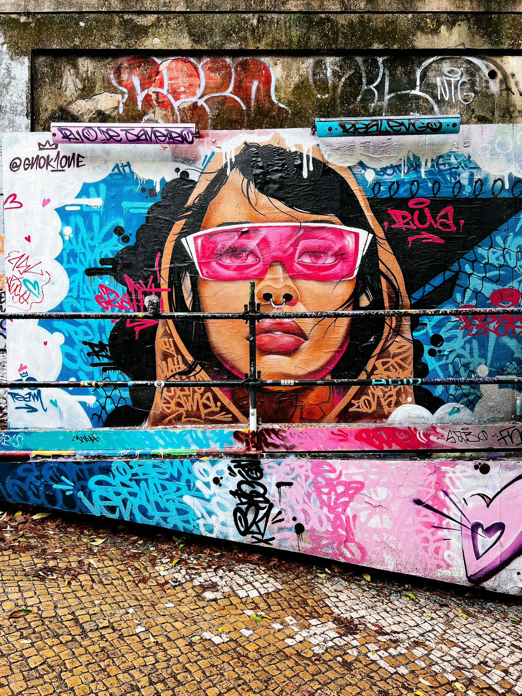 Graffiti, a woman with pink shades