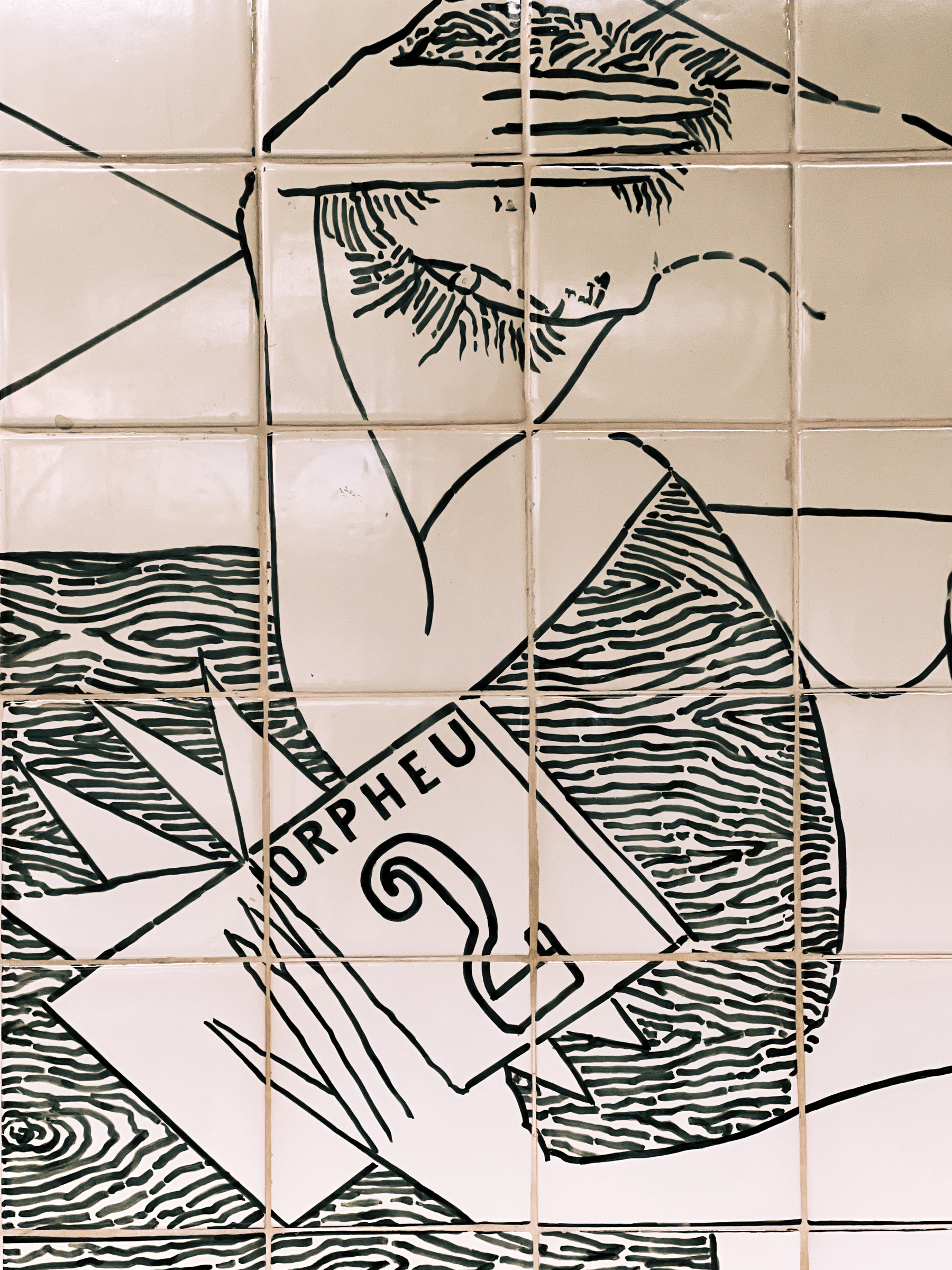 Tile panel. A woman reading “Orpheu 2”. 