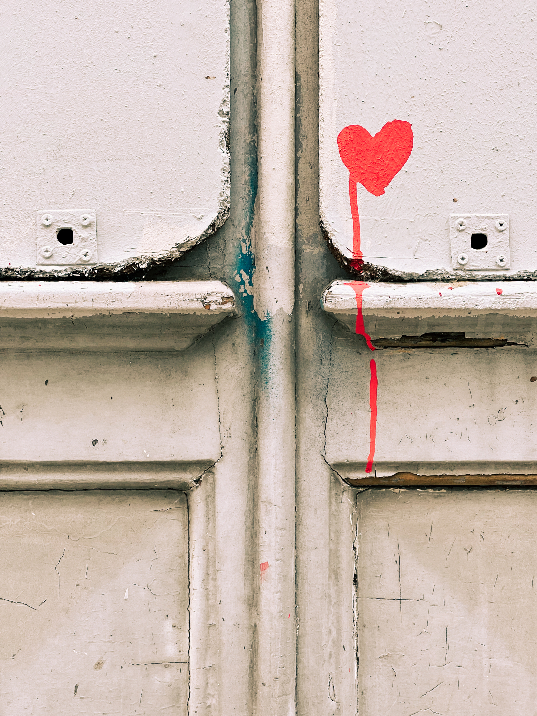 A painted heart on a door. 