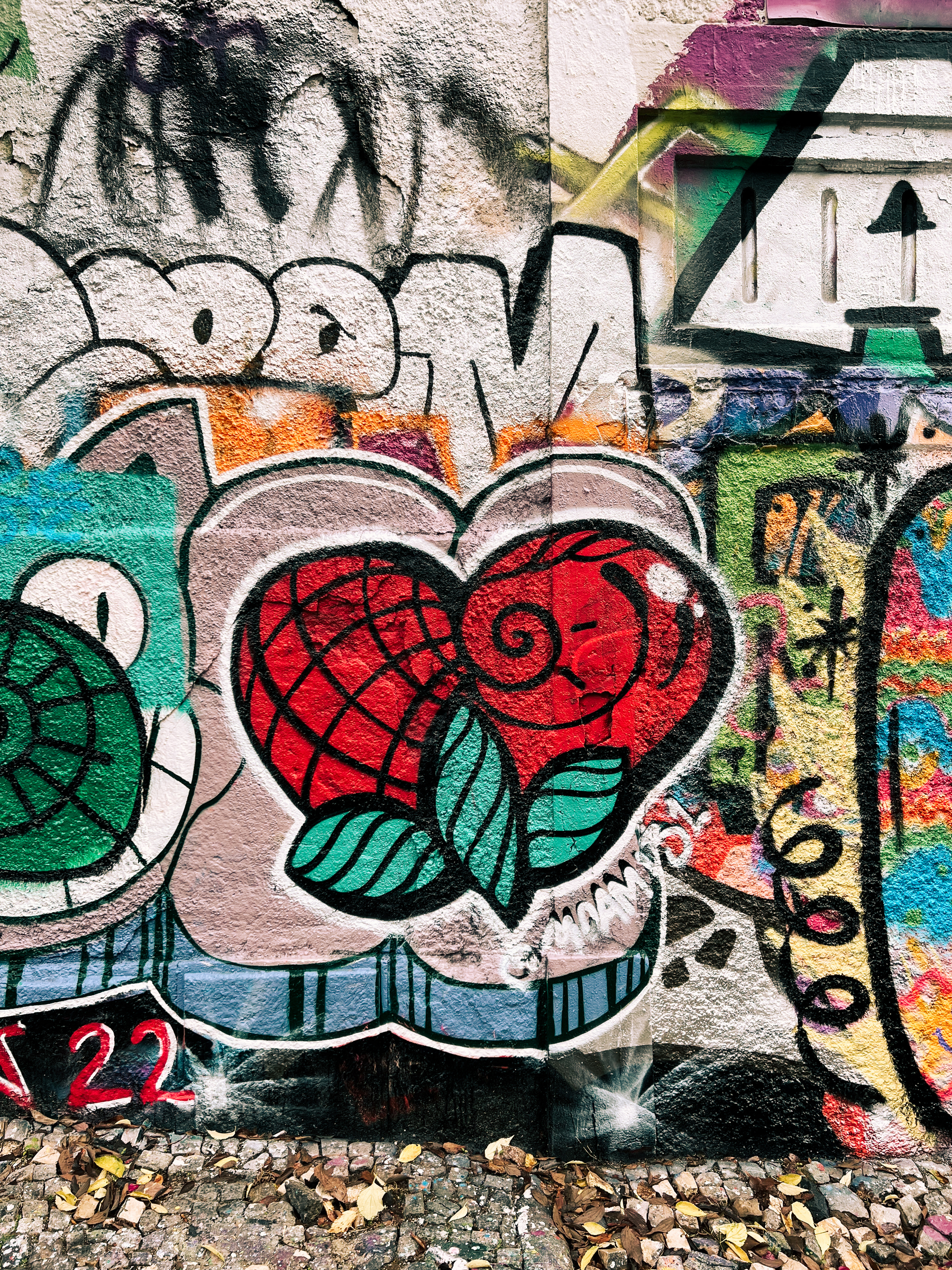 Graffiti, a heart/flower. 