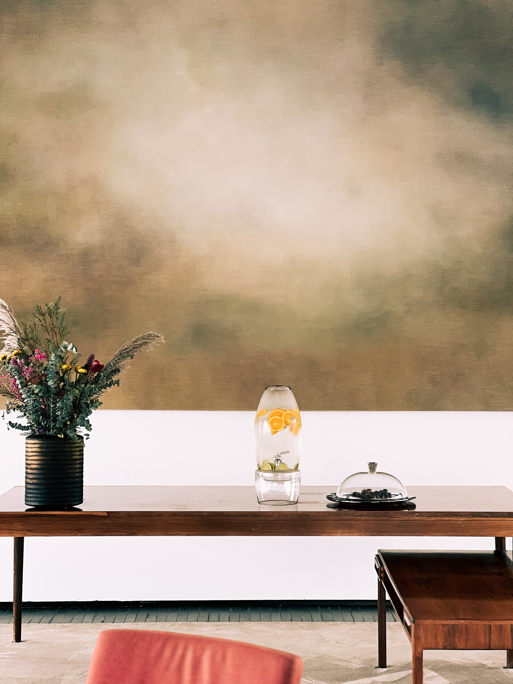 A table, a big painting, flowers, water. It’s an hotel. 