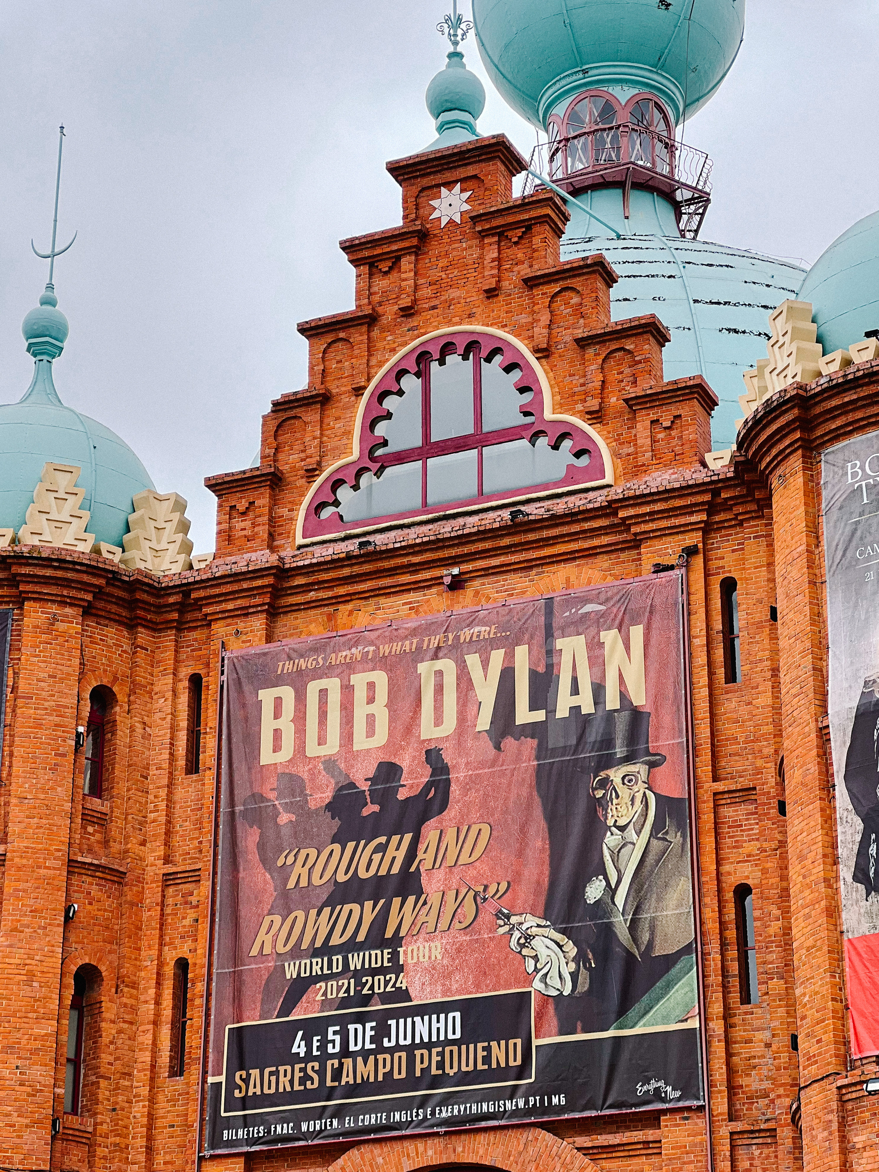 Bob Dylan concert being announced. On a bullring. 