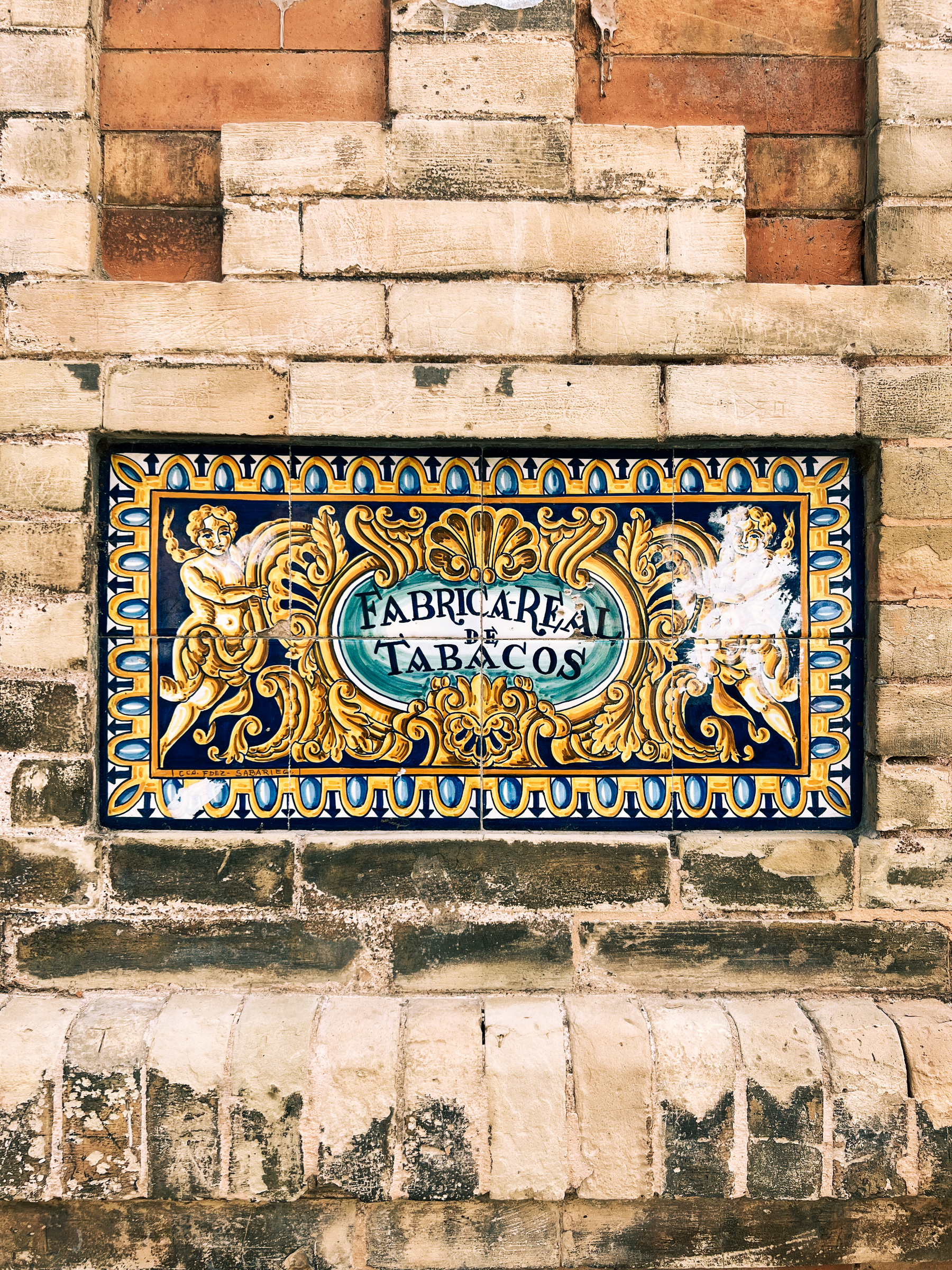 A tile plaque with the words “Fabrica Real de Tabacos” (Tobacco Royal Factory). It’s basically the same in Portuguese, and Spanish. Languages!