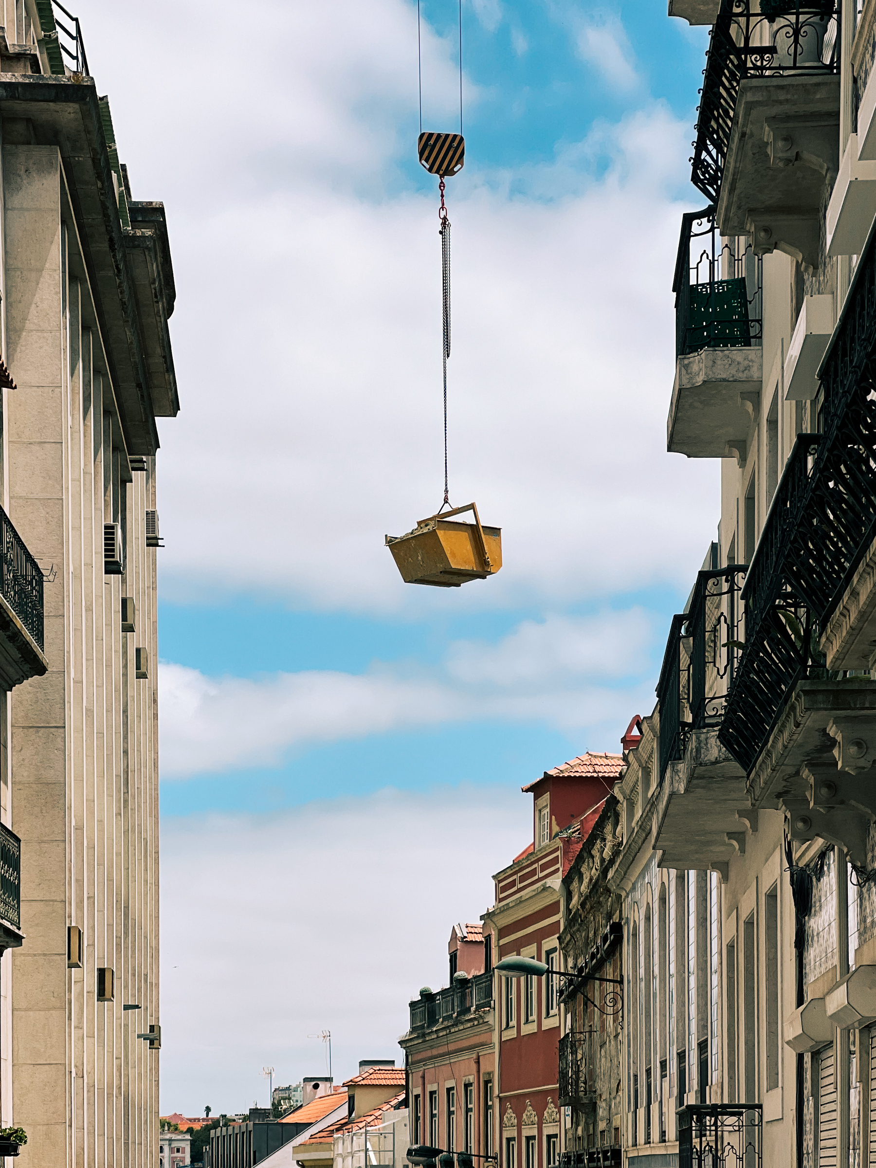 A “crane basket” hanging. 