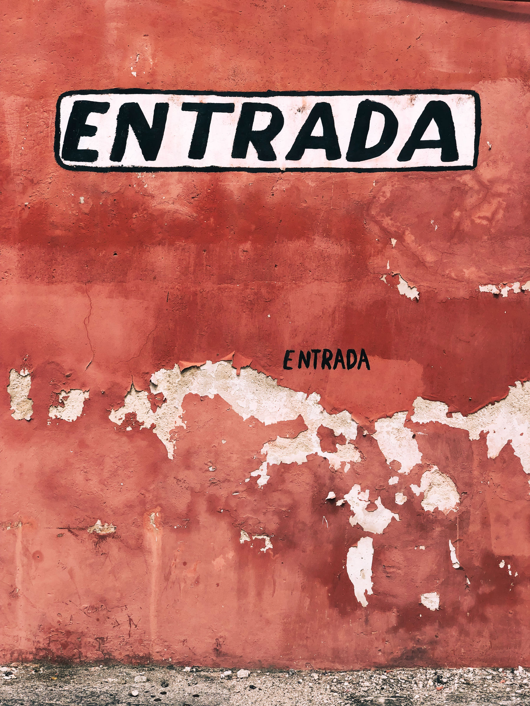 “Entrada” (way in) painted, twice, on a wall. 